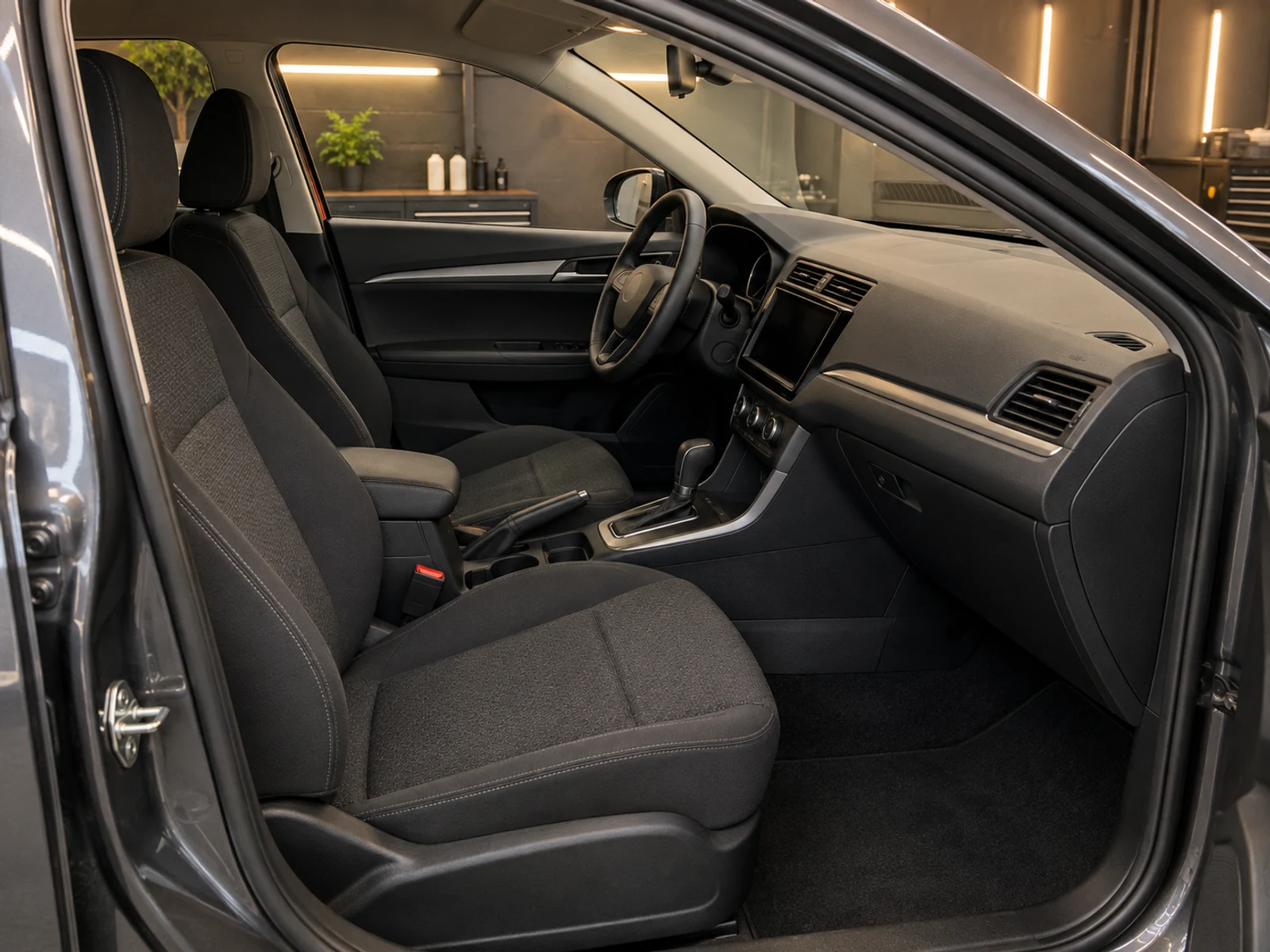 Interior do carro higienizado, com bancos, painel e tapetes limpos